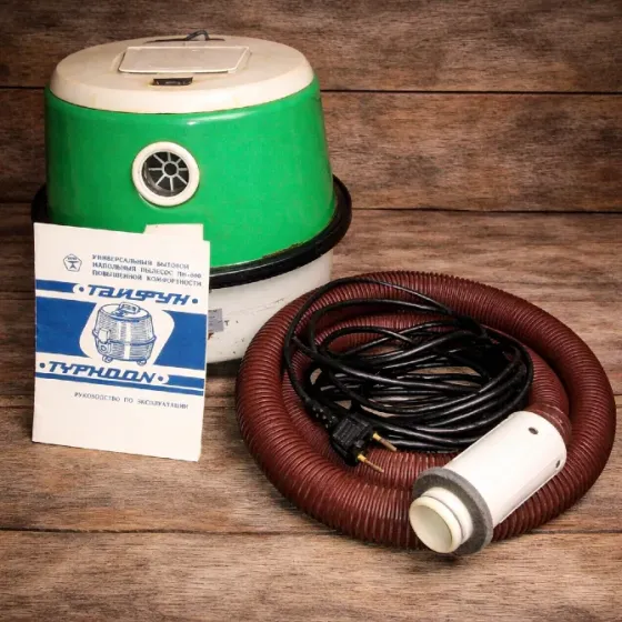 Пылесос «Тайфун» с принадлежностями и инструкцией