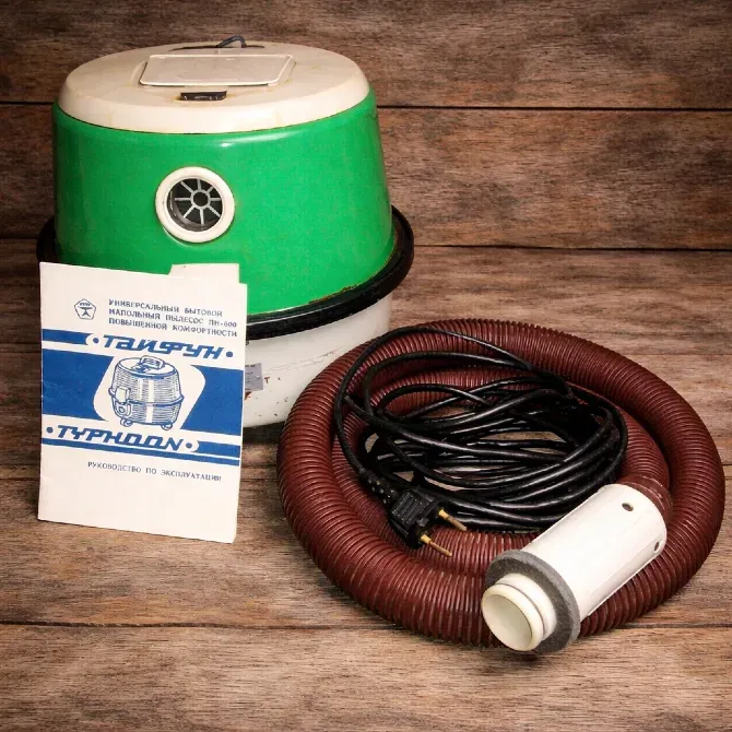 Пылесос «Тайфун» с принадлежностями и инструкцией