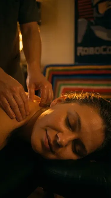 Женщина, расслабляющаяся во время массажа с ясным выражением лица