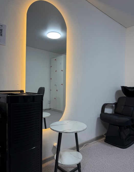 Зона ногтей с светодиодным зеркалом и маленьким столом рядом