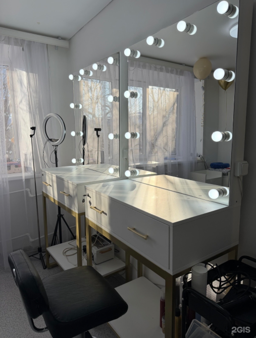 Два косметических зеркала с ярким освещением и парикмахерские принадлежности