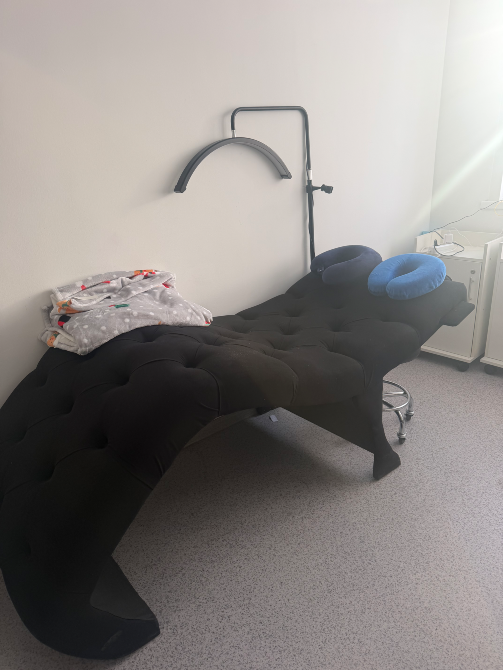 Маникюрный стол с декоративным покрытием и подушками для удобства клиентов