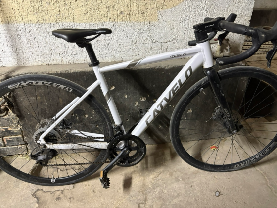 FATVELD маркалы велосипед, ақ түс, толық дөңгелектермен және қабырға фонында велосипедпен