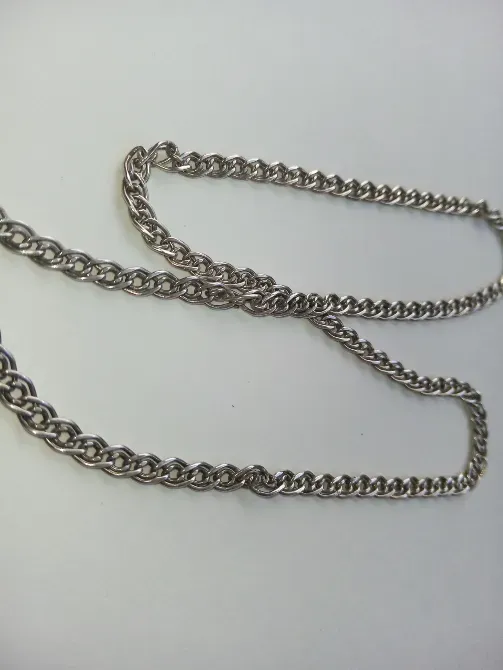 Цепочка из серебра на белом фоне