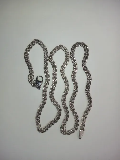 Длинная серебряная цепочка с замком на белом фоне