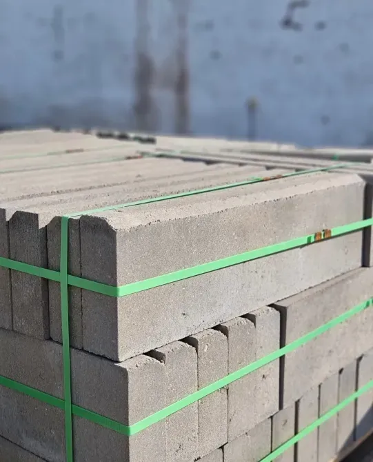 Пакеты с бетонными блоками, обвязанные лентами