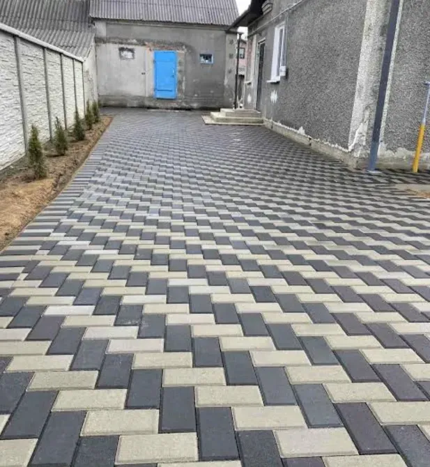 Мощение фактурной тротуарной плиткой в черно-серых тонах