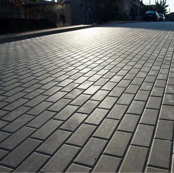 Широкий взгляд на ровно уложенную тротуарную плитку с матовой поверхностью