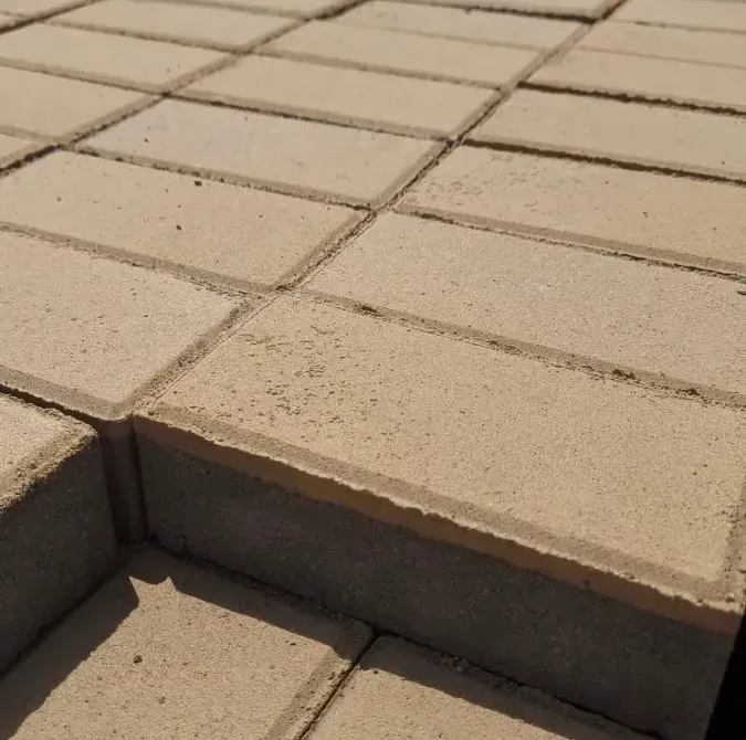 Близкий план гладкой тротуарной плитки бежевого цвета