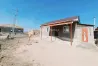 Жаңа бір қабатты тұрғын үй, қызыл шатырмен және кіреберіс есіктің болуы