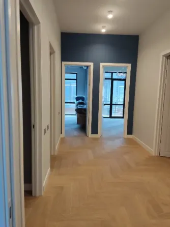 Окно с деревянной рамой в интерьере с цветной обоями и радиатором