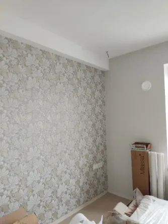 Окно с деревянной рамой в интерьере с цветной обоями и радиатором