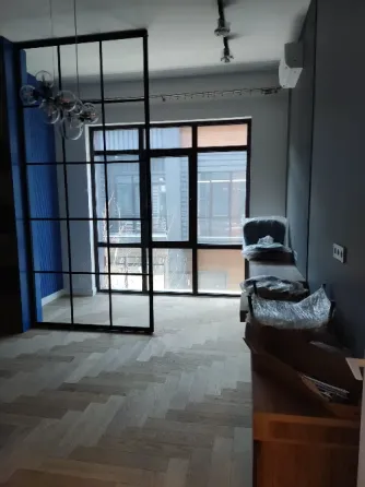 Окно с деревянной рамой в интерьере с цветной обоями и радиатором