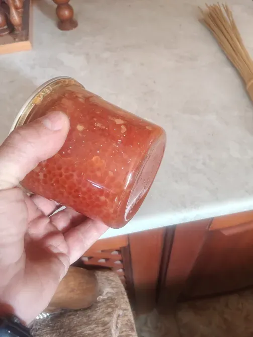 Банка с икрой в руке