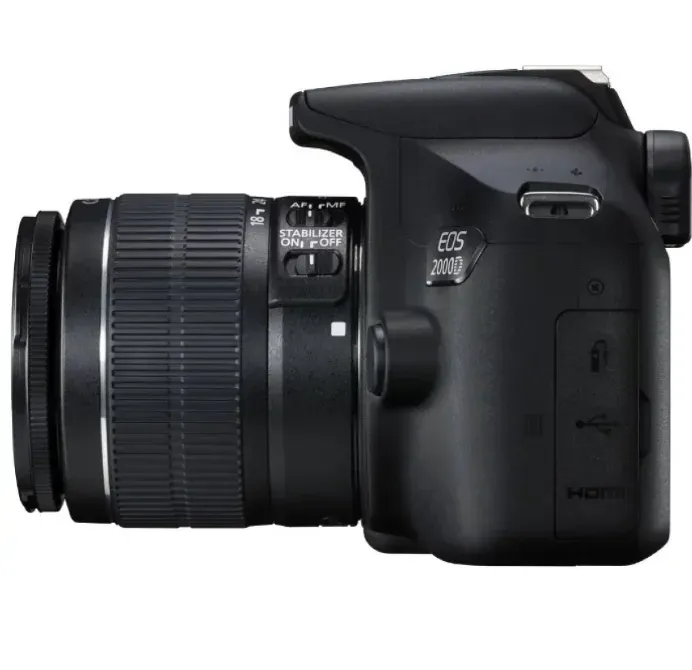 Canon EOS 2000D камерасының объективпен бүйірден көрінісі
