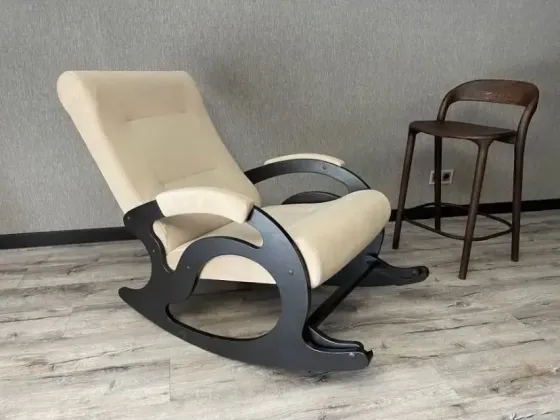 Эстетикалық айна мен аяқ киімге арналған полкасы бар коридор