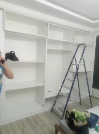 Эстетикалық айна мен аяқ киімге арналған полкасы бар коридор