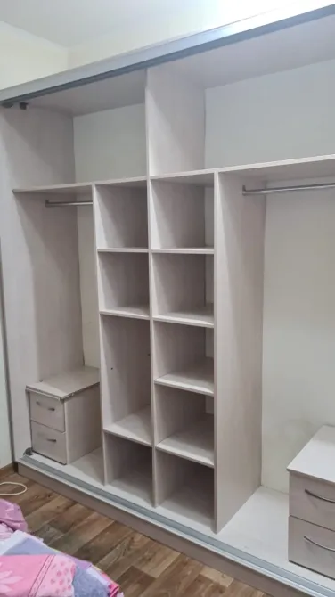 Просторный шкаф для одежды с внутренними полочками и ящиками