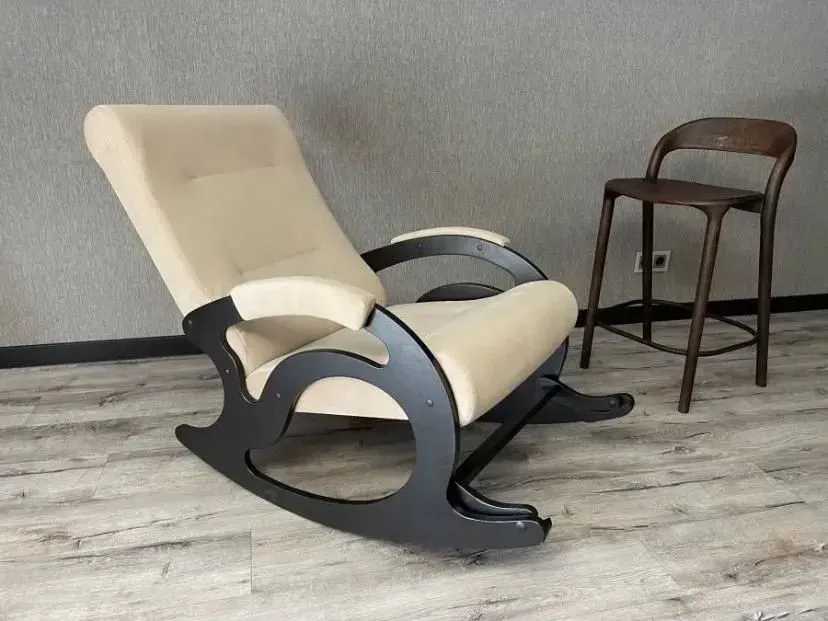 Уютное кресло-качалка с деревянной подставкой