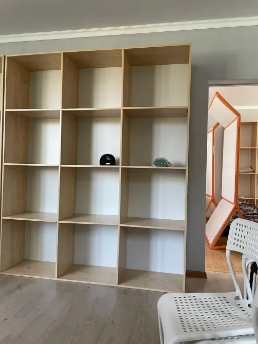 Пустая книжная полка из дерева с несколькими аксессуарами