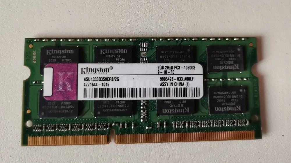 Модуль оперативной памяти Kingston 2ГБ, DDR3, 1066МГц, PC3-8500, с зеленой текстурированной платой и чипами памяти