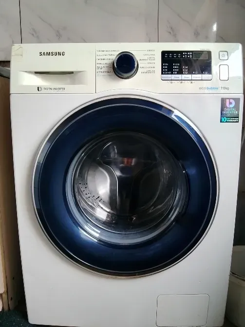 Стиральная машина Samsung с фронтальной загрузкой, модель 7 кг, белого цвета, доступная для использования в домашних условиях