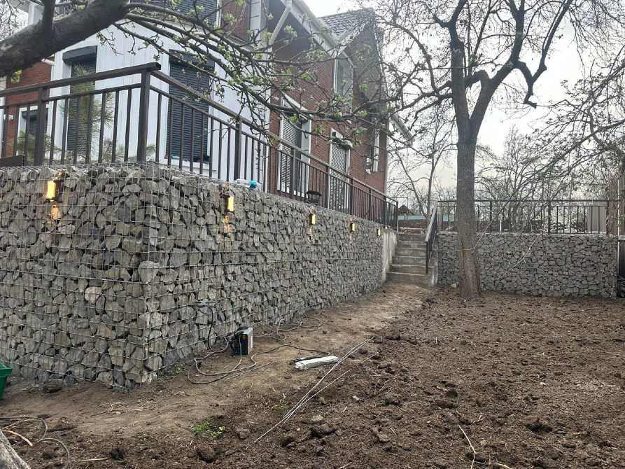 Габиона стена рядом с домом с террасой