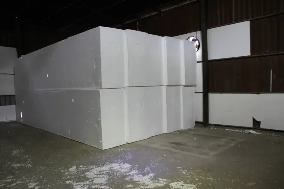 Плиты пенопласта различных толщин и размеров, на фоне синего | Плиты пенопласта различной толщины и размеров, на синем фоне | Плиты пенопласта разной 