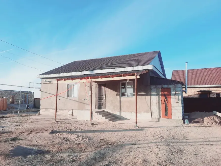 Құрылыс үстіндегі үй, көрнекті әрлеу мен шатырмен