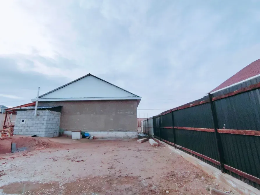 Үйдің бүйірлік көрінісі, қоршау мен қоршаған аймақпен