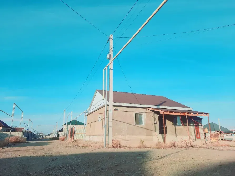 Үйдің көше жағынан көрінісі, ашық аспан фонында