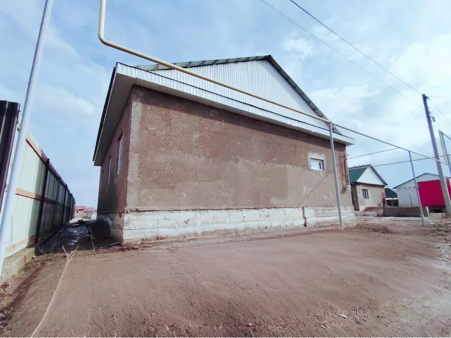 Үйдің артқы көрінісі, құрылыс алаңдарының фонында