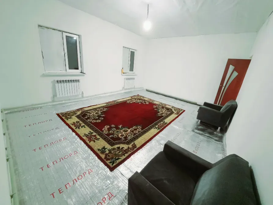 Мебель мен кілемі бар бөлменің интерьері