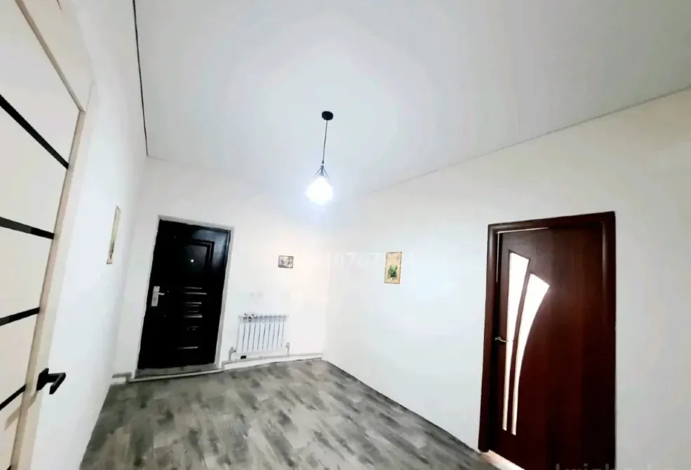 Заманауи есіктері мен терезесі бар бөлменің интерьері