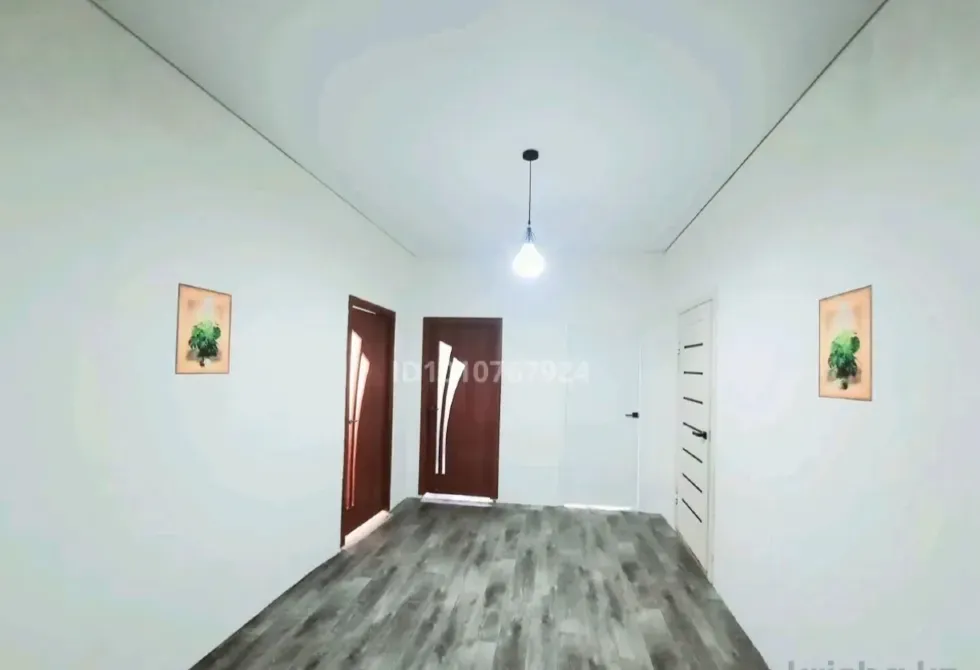 Жоғары төбелері мен шамы бар бөлменің интерьері