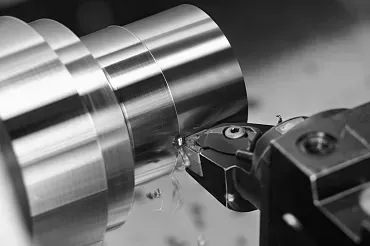 Процесс обработки металла на токарном станке