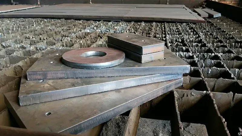 Металлические заготовки на строительной площадке