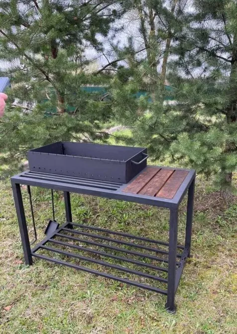 Мангал с решеткой и деревянной полкой