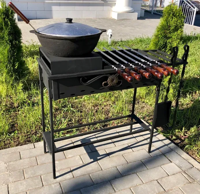 Мангал с казаном и шампурами на природе