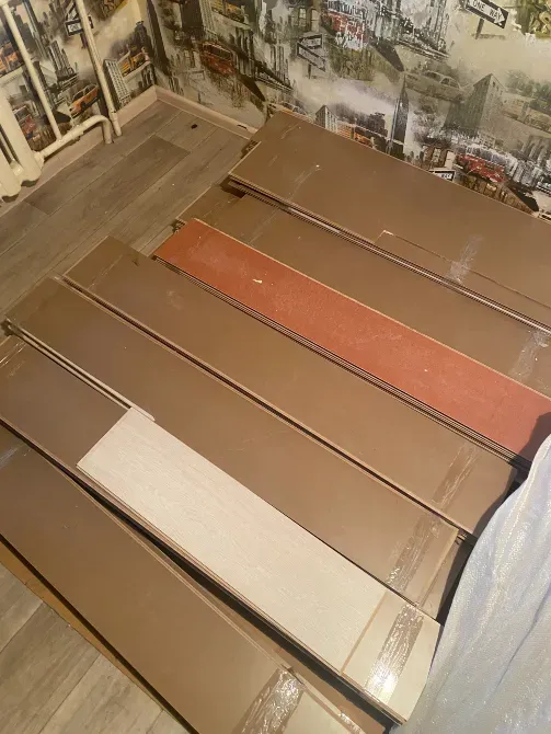 Упакованные половицы разного цвета и текстуры