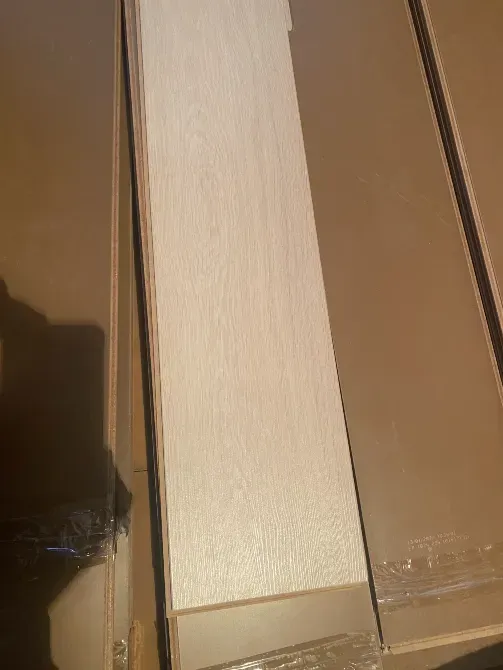 Детали половицы на фоне упаковки