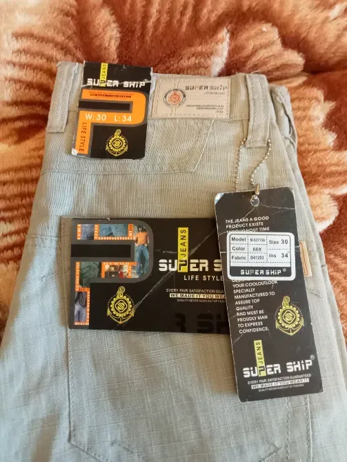 Детали джинсов с этикетками бренда Super Ship