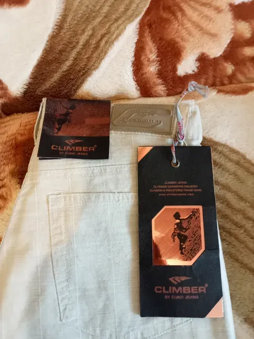 Этикетки джинсов Climber на ткани