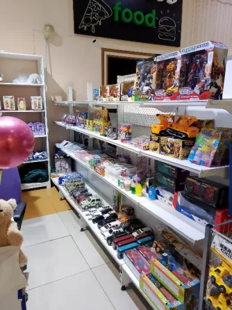 Разнообразие игрушек на полках магазина