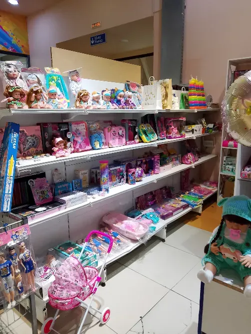 Разнообразие игрушек на полках магазина