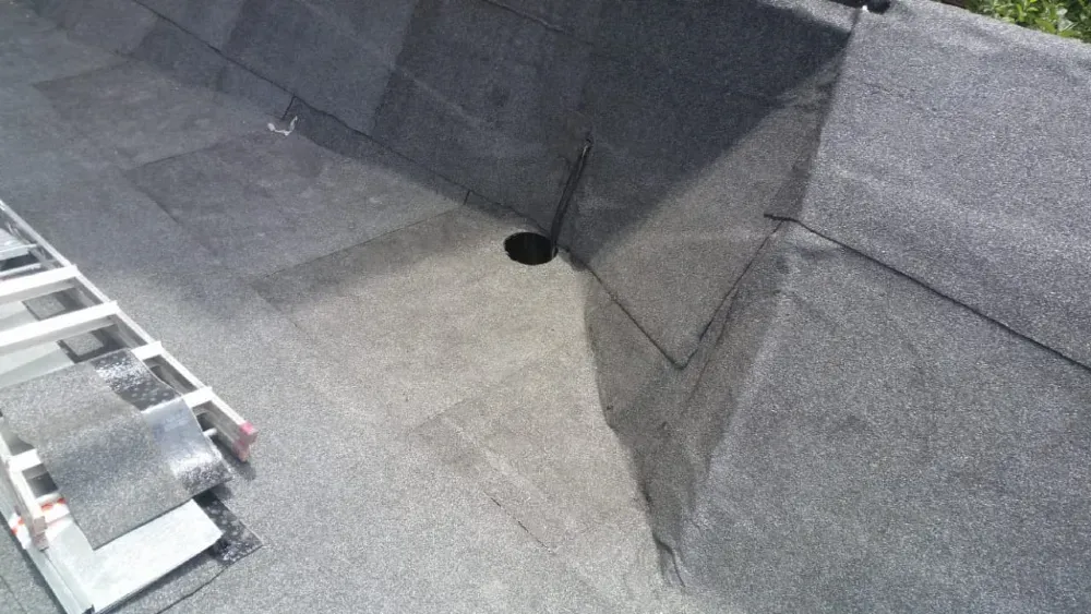 Плоская кровля с установленным сливом и лестницей