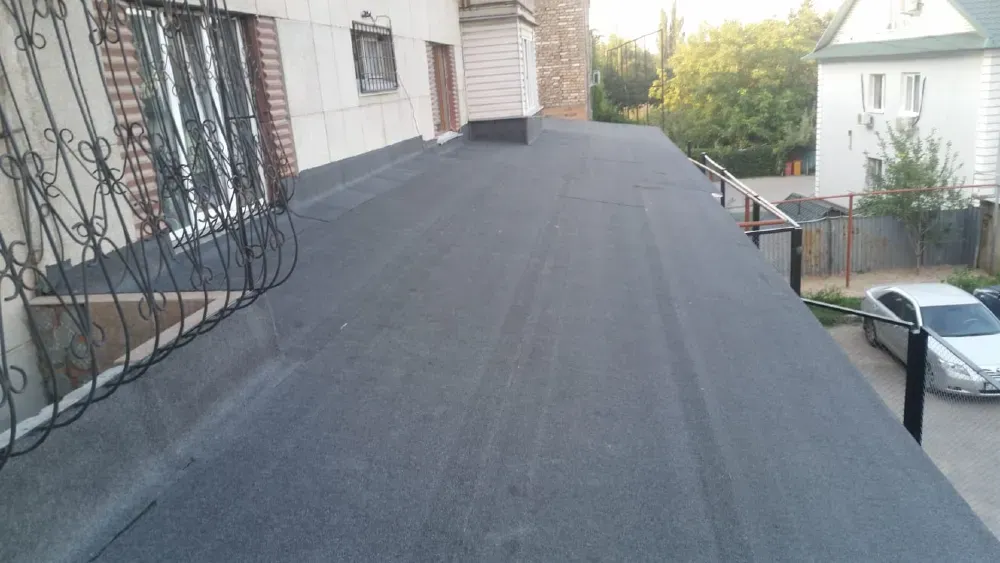 Плоская крыша с гладким покрытием и ограждениями