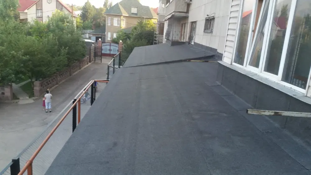 Плоская крыша здания с ограждением