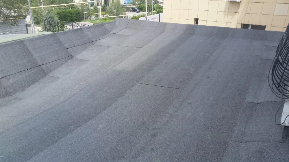 Вид на крышу с водостоками и электропроводами