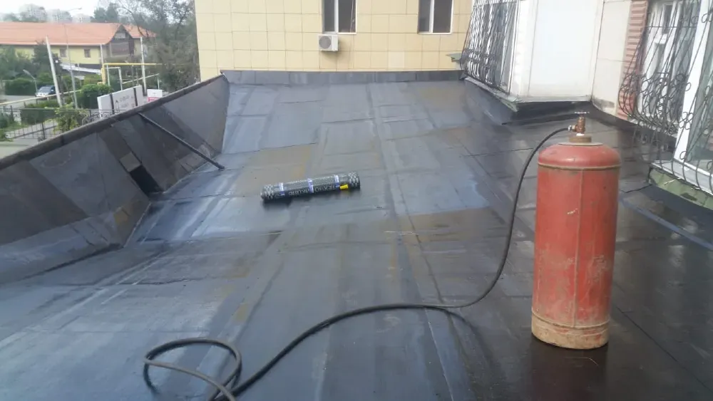 Ремонт плоской крыши с рулонными материалами